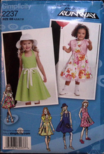 Load image into Gallery viewer, Sewing Pattern: Simplicity 2237