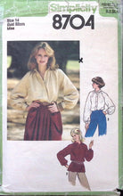 Load image into Gallery viewer, Vintage Sewing Pattern: Simplicity 8704