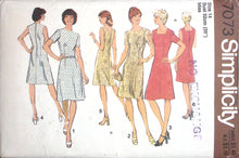 Load image into Gallery viewer, Vintage Sewing Pattern: Simplicity 7073