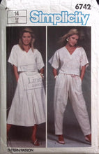 Load image into Gallery viewer, Vintage Sewing Pattern: Simplicity 6742
