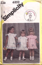 Load image into Gallery viewer, Vintage Sewing Pattern: Simplicity 6352