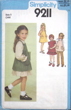 Load image into Gallery viewer, Vintage Sewing Pattern: Simplicity 9211