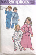Load image into Gallery viewer, Vintage Sewing Pattern: Simplicity 7068