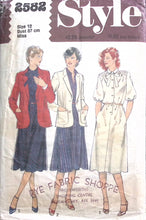 Load image into Gallery viewer, Vintage Sewing Pattern: Style 2582