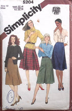 Load image into Gallery viewer, Vintage Sewing Pattern: Simplicity 5204