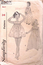 Load image into Gallery viewer, Vintage Sewing Pattern: Simplicity 2582