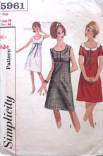 Load image into Gallery viewer, Vintage Sewing Pattern: Simplicity 5961