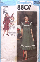 Load image into Gallery viewer, Vintage Sewing Pattern: Simplicity 8807