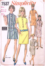 Load image into Gallery viewer, Vintage Sewing Pattern: Simplicity 7537