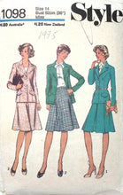 Load image into Gallery viewer, Vintage Sewing Pattern: Style 1098
