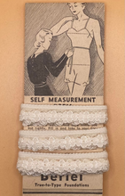 Load image into Gallery viewer, Narrow Scolloped Lace