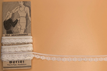 Load image into Gallery viewer, Narrow Scolloped Lace