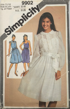 Load image into Gallery viewer, 1981  Vintage Sewing Pattern: Simplicity 9902