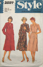 Load image into Gallery viewer, 1979 Vintage Sewing Pattern: Style 2537