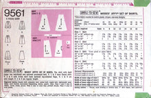 Load image into Gallery viewer, Vintage Sewing Pattern: Simplicity 9561
