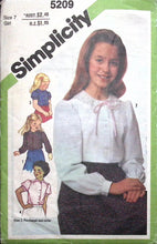 Load image into Gallery viewer, Vintage Sewing Pattern: Simplicity 5209
