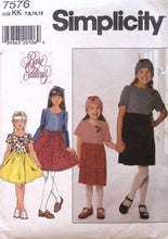 Load image into Gallery viewer, Vintage Sewing Pattern: Simplicity 7576
