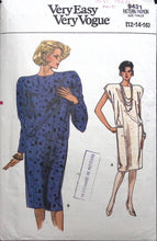 Load image into Gallery viewer, Vintage Sewing Pattern: Vogue 9431

