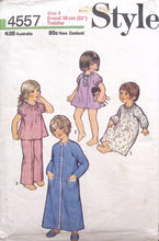 Load image into Gallery viewer, Vintage Sewing Pattern: Style 4557
