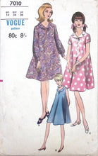 Load image into Gallery viewer, Vintage Sewing Pattern: Vogue 7010
