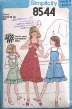 Load image into Gallery viewer, Vintage Sewing Pattern: Simplicity 8544
