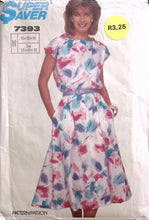 Load image into Gallery viewer, Vintage Sewing Pattern: Simplicity 7393
