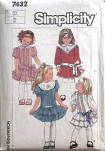 Load image into Gallery viewer, Vintage Sewing Pattern: Simplicity 7432
