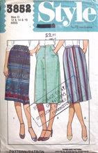 Load image into Gallery viewer, Vintage Sewing Pattern: Style 3852
