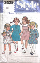 Load image into Gallery viewer, Vintage Sewing Pattern: Style 3439
