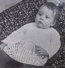 Load image into Gallery viewer, Vintage Patons Crochet Book 318
