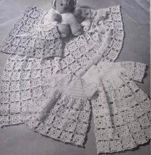 Load image into Gallery viewer, Vintage Patons Crochet Book 318
