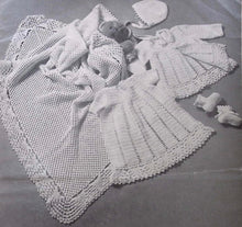 Load image into Gallery viewer, Vintage Patons Crochet Book 318
