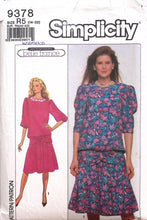 Load image into Gallery viewer, Vintage Sewing Pattern: Simplicity 9378
