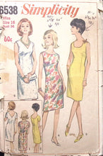 Load image into Gallery viewer, Vintage Sewing Pattern: Simplicity 6538
