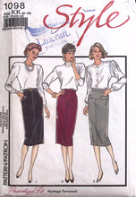 Load image into Gallery viewer, Vintage Sewing Pattern: Style 1098
