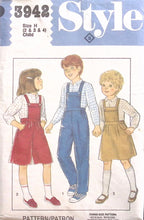 Load image into Gallery viewer, Vintage Sewing Pattern: Style 3942
