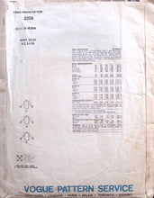 Load image into Gallery viewer, Vintage Sewing Pattern: Vogue 2258
