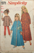 Load image into Gallery viewer, 1967 Vintage Sewing Pattern: Simplicity 7371
