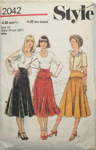 Load image into Gallery viewer, 1978 Vintage Sewing Pattern: Style 2042
