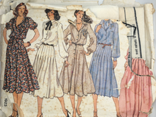 Load image into Gallery viewer, 1979 Vintage Sewing Pattern: Vogue 1923
