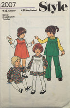 Load image into Gallery viewer, 1978 Vintage Sewing Pattern: Style 2007
